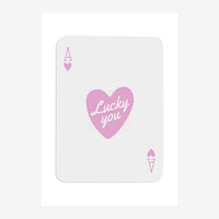 Une carte à jouer rose et blanche avec un as de cœur en haut à gauche, un grand cœur rose contenant le texte « Lucky you ».