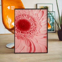 Le tableau accroché en situation dans un intérieur meublé.