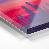 Gros plan de la matière : le tirage sous verre acrylique, tranche transparente visible.
