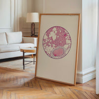 Le tableau accroché en situation dans un intérieur meublé.