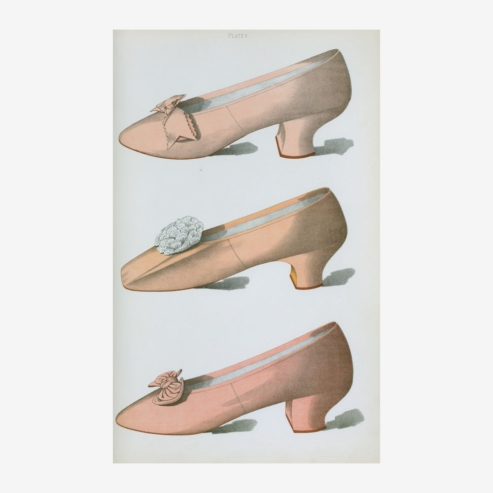 Illustration de trois chaussures de femme beige et taupe avec différents ornements, disposées verticalement sur fond gris.