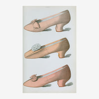 Illustration de trois chaussures de femme beige et taupe avec différents ornements, disposées verticalement sur fond gris.