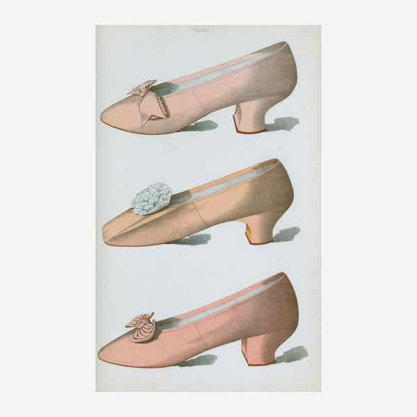 Illustration de trois chaussures de femme beige et taupe avec différents ornements, disposées verticalement sur fond gris.