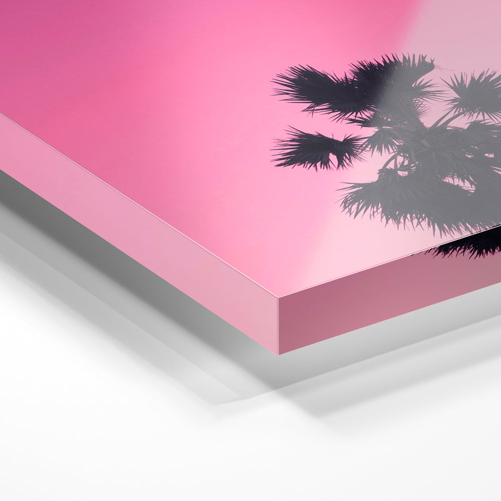 Gros plan de la matière : le tirage sous verre acrylique, tranche transparente visible.