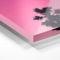 Gros plan de la matière : le tirage sous verre acrylique, tranche transparente visible.
