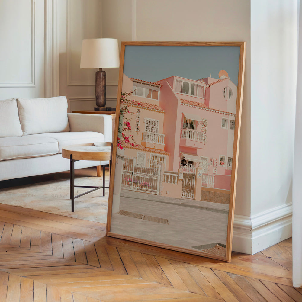 Le tableau accroché en situation dans un intérieur meublé.