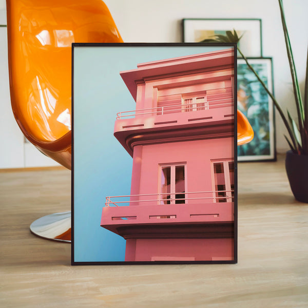 Façade rose et ciel bleu, style art déco — Poster HP mat