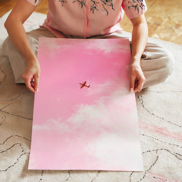 Avion rose poudré dans les nuages vintage — Poster HP mat