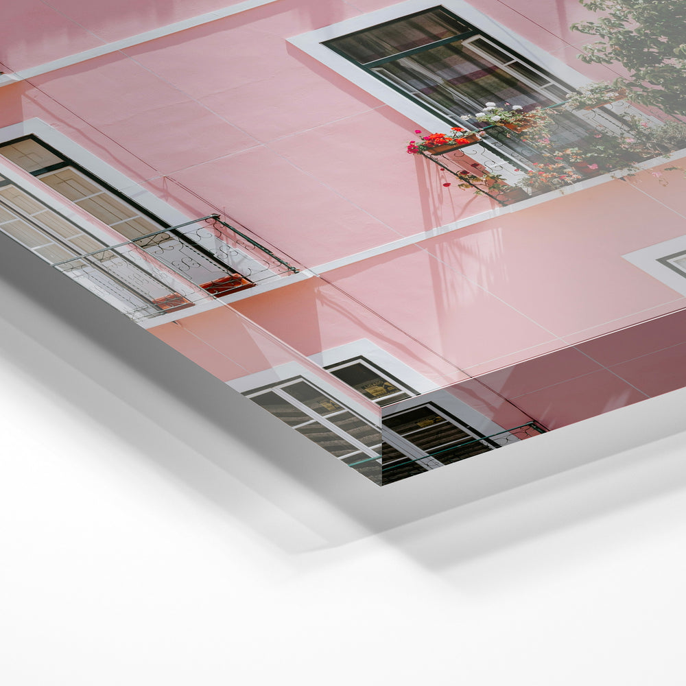 Gros plan de la matière : le tirage sous verre acrylique, tranche transparente visible.