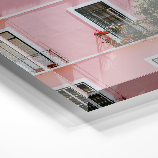 Immeuble rose et lierre, style urbain minimaliste — Verre acrylique