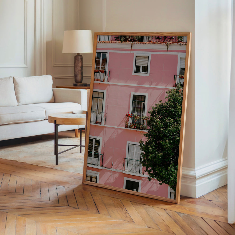 Le tableau accroché en situation dans un intérieur meublé.