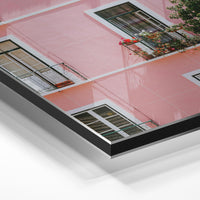 Gros plan de la matière : le tirage contrecollé sur aluminium Dibond mat, tranche visible.
