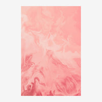Affiche abstraite aux formes ondulantes en camaïeu de rose pâle, corail et rose plus soutenu, créant un effet marbré fluide.
