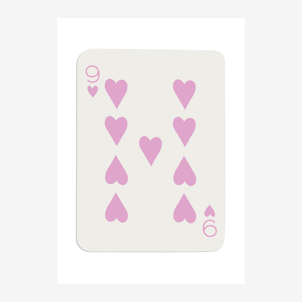 Affiche représentant une carte à jouer neuf de cœur avec des symboles rose pastel disposés en motif symétrique sur fond.