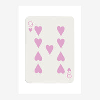 Affiche représentant une carte à jouer neuf de cœur avec des symboles rose pastel disposés en motif symétrique sur fond.