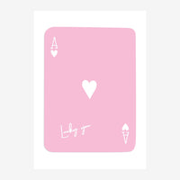 Affiche représentant une carte à jouer rose poudré avec un grand cœur blanc au centre, bordée de symboles de trèfle et de.
