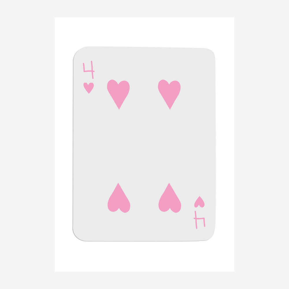 Illustration d'une carte à jouer quatre de cœur avec des cœurs roses de différentes tailles sur fond blanc gris clair.