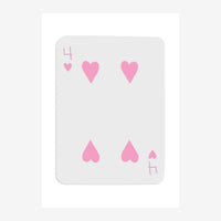 Illustration d'une carte à jouer quatre de cœur avec des cœurs roses de différentes tailles sur fond blanc gris clair.