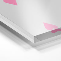 Gros plan de la matière : le tirage sous verre acrylique, tranche transparente visible.