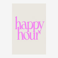 Affiche typographique avec les mots « happy hour » en lettres roses majuscules sur fond beige clair.
