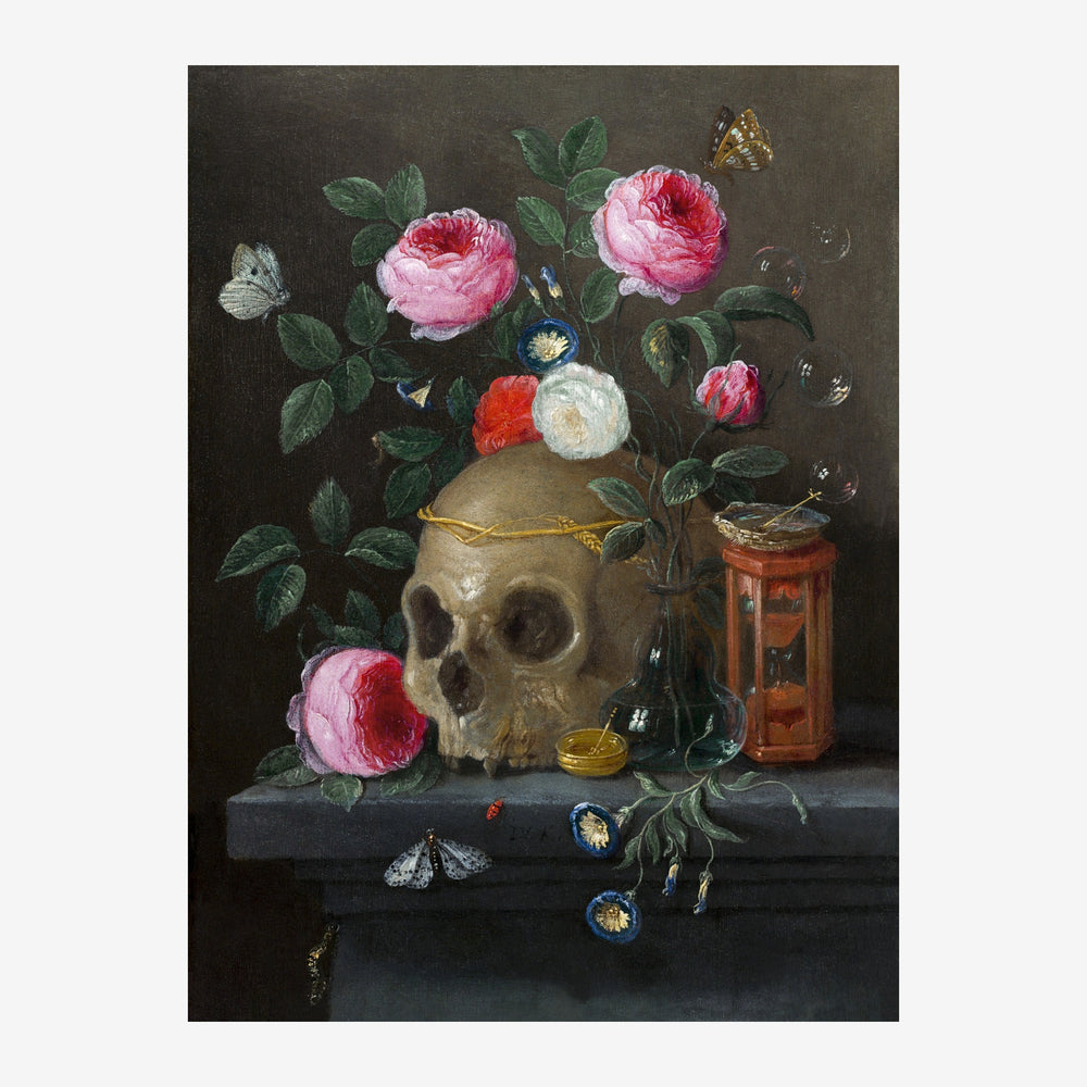 Un crâne portant une couronne dorale, rempli d'un bouquet de roses roses, fleurs blanches et rouges, avec des papillons.