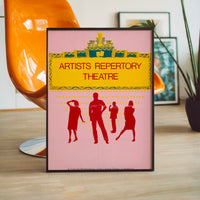 Le tableau accroché en situation dans un intérieur meublé.