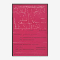Affiche de festival rose fuchsia avec titre « American Dance Festival » en lettrages linéaires blancs et informations de.