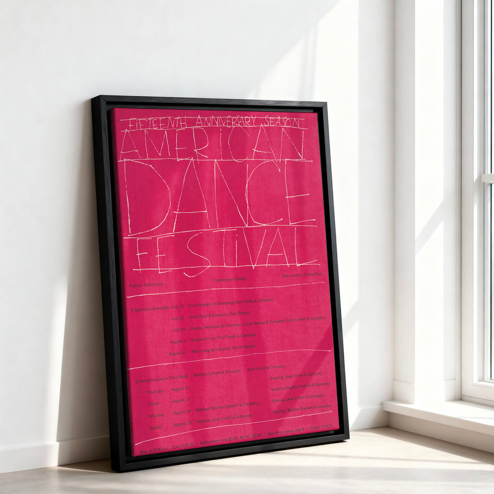 Le tableau accroché en situation dans un intérieur meublé.