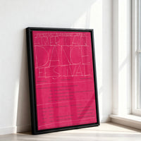 Le tableau accroché en situation dans un intérieur meublé.
