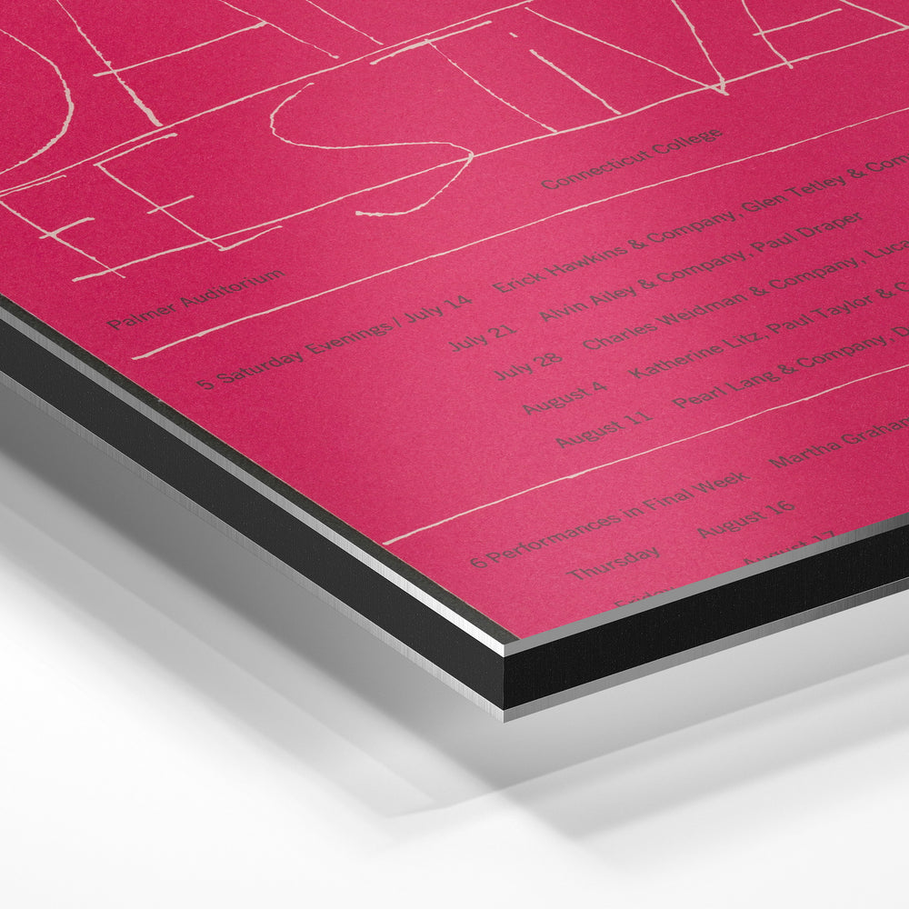 Gros plan de la matière : le tirage contrecollé sur aluminium Dibond mat, tranche visible.