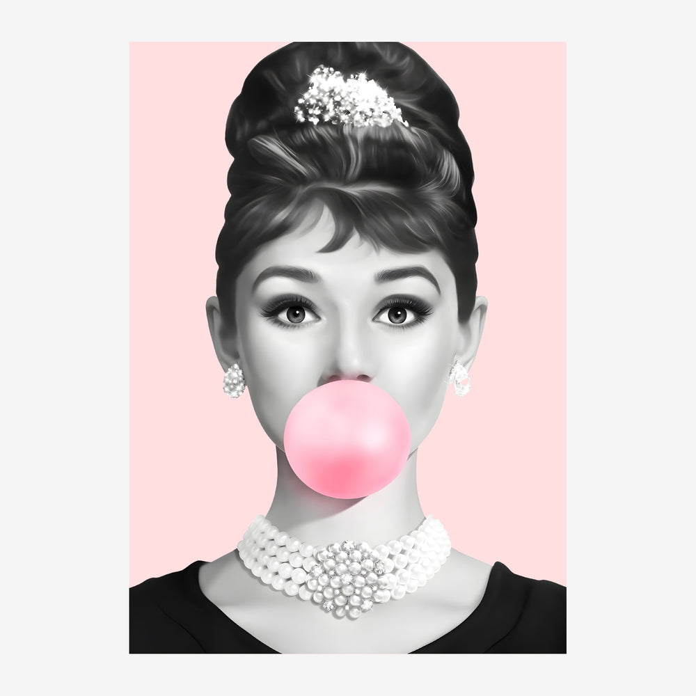 Affiche pop art rétro : portrait en noir et blanc d'une femme élégante aux perles, fond rose, mâchant un bubble-gum rose.