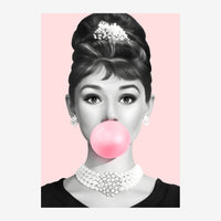 Affiche pop art rétro : portrait en noir et blanc d'une femme élégante aux perles, fond rose, mâchant un bubble-gum rose.