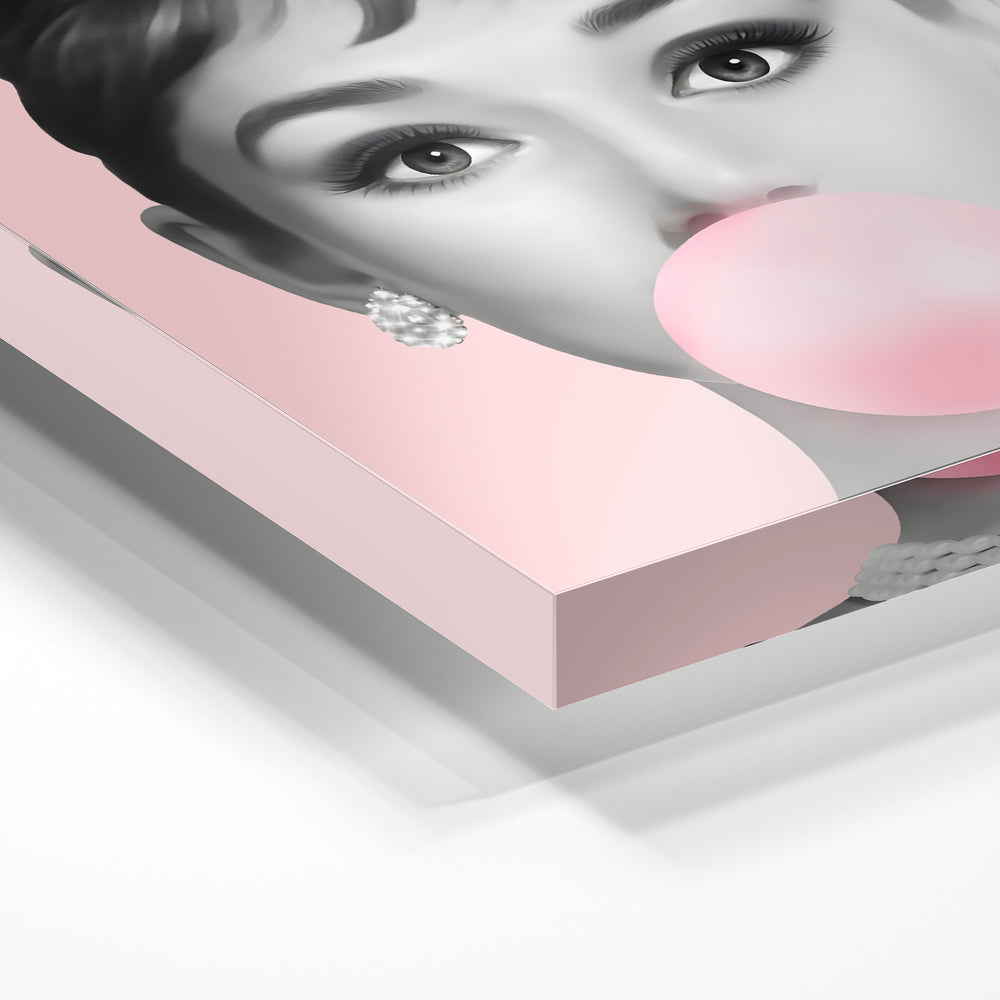 Gros plan de la matière : le tirage sous verre acrylique, tranche transparente visible.