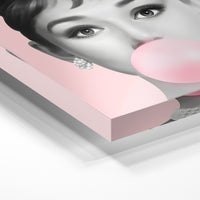 Gros plan de la matière : le tirage sous verre acrylique, tranche transparente visible.