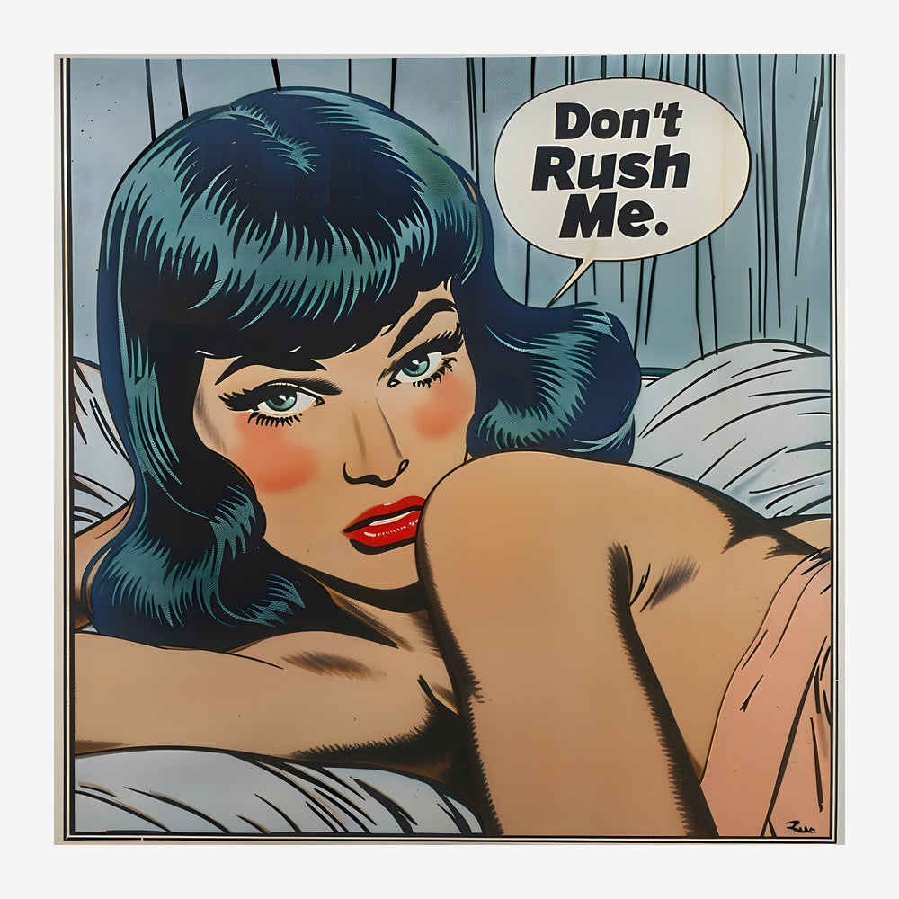 Illustration pop art couleur représentant une femme allongée au regard intense, cheveux bleu-noir ondulés, lèvres rouges.