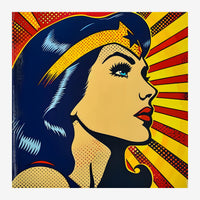 Portrait pop art d'une femme en profil aux cheveux bleu nuit, entourée de rayons jaunes et rouges sur un fond de motifs.