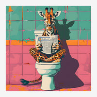 Girafe anthropomorphe assise dans une baignoire, lisant un journal, dans un salle de bain carrelée aux tons rose et.