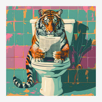 Un tigre aux rayures orange et noires assis sur des toilettes blanches, lisant un journal, dans une salle de bains carrelée.