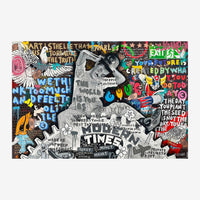 Illustration pop art en nuances de gris : un grand cœur ondulé au centre, couvert de textes entrecroisés, devant un mur.