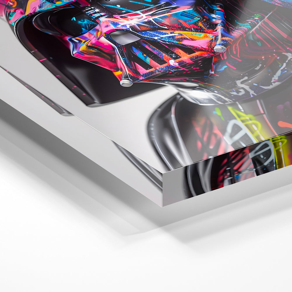 Gros plan de la matière : le tirage sous verre acrylique, tranche transparente visible.