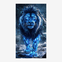 Portrait d'un lion face à la caméra, tête et poitrail baignés de lumière bleu glacé, aux yeux luminescents, dans un paysage.