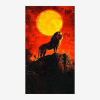 Un lion dressé sur un rocher noir, en silhouette, face à un grand soleil jaune dans un ciel rouge vif et orangé.