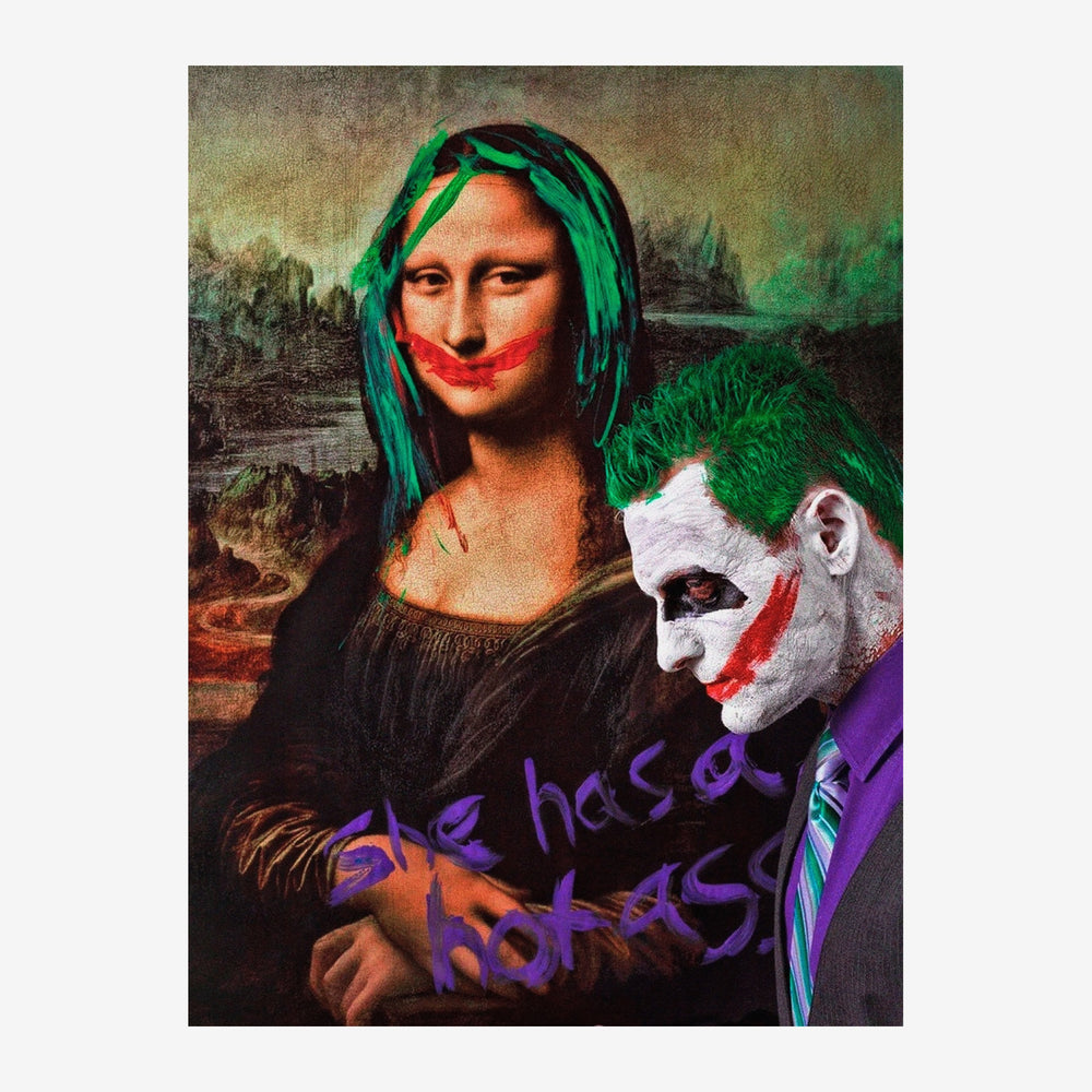 Portrait pop art montrant deux visages : l'un aux cheveux vert fluorescent et lèvres rouges, l'autre masqué blanc et rouge.