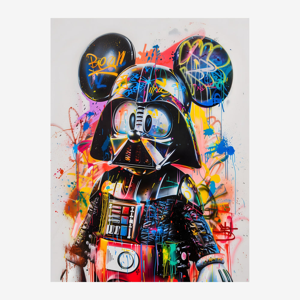 Figure stylisée en noir et blanc avec armure technologique, entourée de motifs de souris roses et graffitis multicolores.
