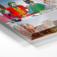Gros plan de la matière : le tirage sous verre acrylique, tranche transparente visible.