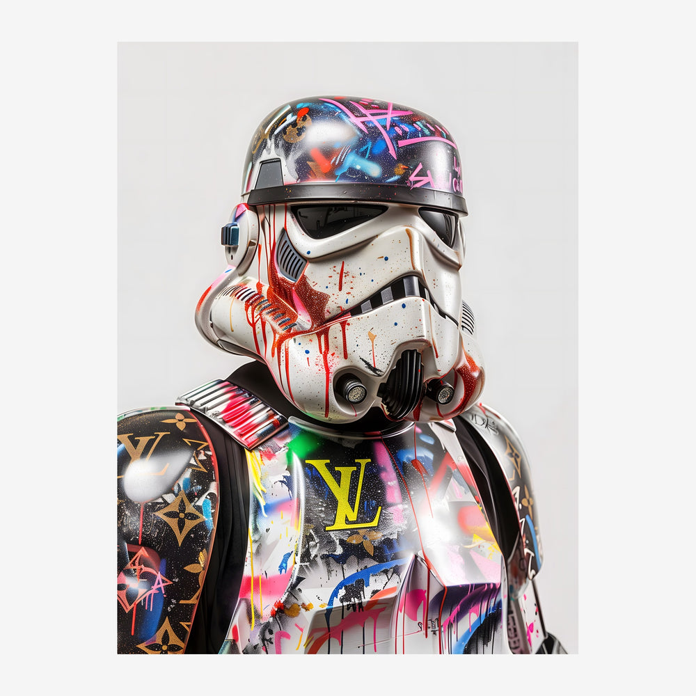 Figure d'un soldat de science-fiction au casque blanc orné de motifs néon roses et bleus, vêtu d'un costume noir recouvert.