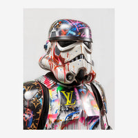 Figure d'un soldat de science-fiction au casque blanc orné de motifs néon roses et bleus, vêtu d'un costume noir recouvert.