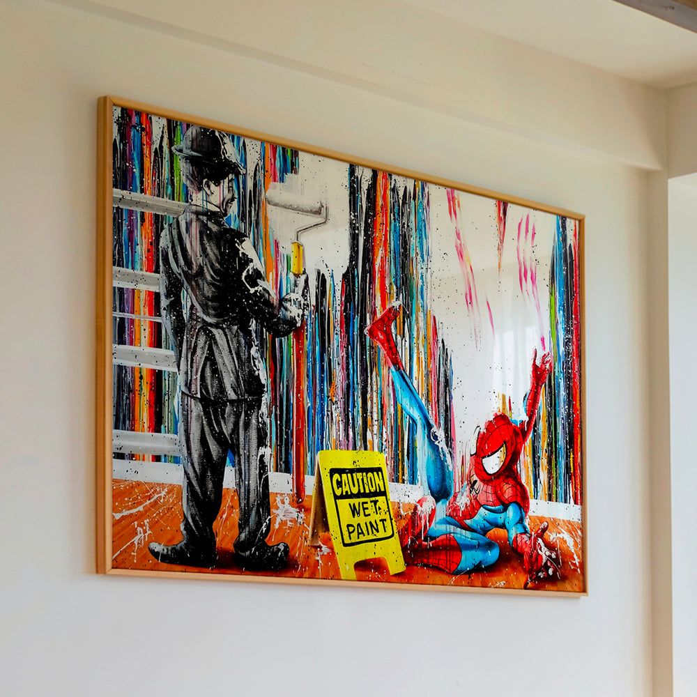 Le tableau accroché en situation dans un intérieur meublé.