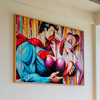 Le tableau accroché en situation dans un intérieur meublé.