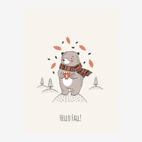 Affiche illustrant un ours gris portant une écharpe colorée, entouré de feuilles d'automne qui tombent, avec le texte "Hello.